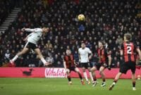 Pemain Liverpool Trent Alexander-Arnold menyundul bola kearah gawang Bournemouth pada pertandingan Liga Premier Inggris di Vitality Stadium, Bournemouth, Inggris, Sabtu (1/2/2025). Foto: Dylan Martinez/Reuters