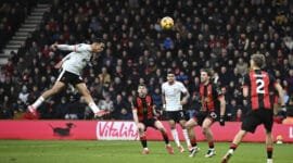 Pemain Liverpool Trent Alexander-Arnold menyundul bola kearah gawang Bournemouth pada pertandingan Liga Premier Inggris di Vitality Stadium, Bournemouth, Inggris, Sabtu (1/2/2025). Foto: Dylan Martinez/Reuters