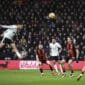 Pemain Liverpool Trent Alexander-Arnold menyundul bola kearah gawang Bournemouth pada pertandingan Liga Premier Inggris di Vitality Stadium, Bournemouth, Inggris, Sabtu (1/2/2025). Foto: Dylan Martinez/Reuters