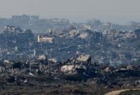 Berdasarkan laporan Biro Statistik Pusat Palestina (PCBS) pada Selasa, sekitar 100.000 warga Palestina telah mengungsi dari Gaza. Lebih dari 55.000 orang dilaporkan kehilangan nyawa. Data dari Kementerian Kesehatan Palestina mencatat bahwa sejak konflik dimulai, sekitar 45.500 warga—mayoritas perempuan dan anak-anak—telah tewas, sementara 11.000 lainnya masih dinyatakan hilang. (REUTERS/Kai Pfaffenbach)
