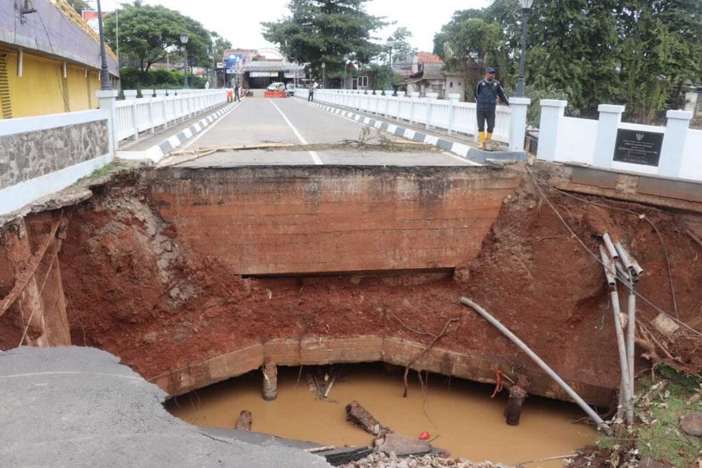TNI AD Respon Cepat Buka Akses Jalan, Bangun Jembatan di Kemang Pratama
