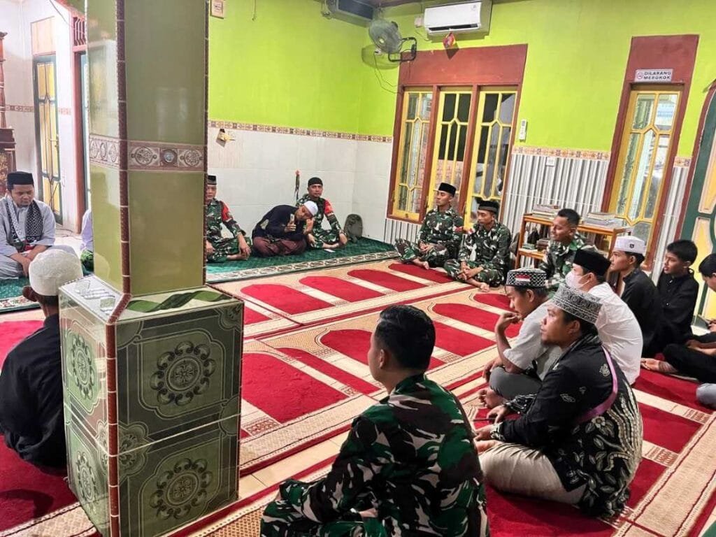 Pererat Kebersamaan, Satgas Pamtas Yonarmed 11 Kostrad Buka Puasa Bersama Warga di Perbatasan