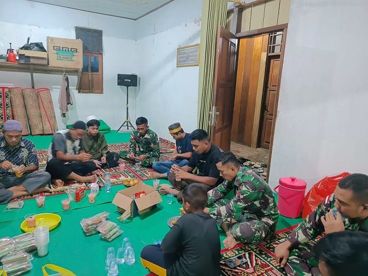 Satgas Yonif 762 Buka Bersama Warga Distrik FEF.jpeg