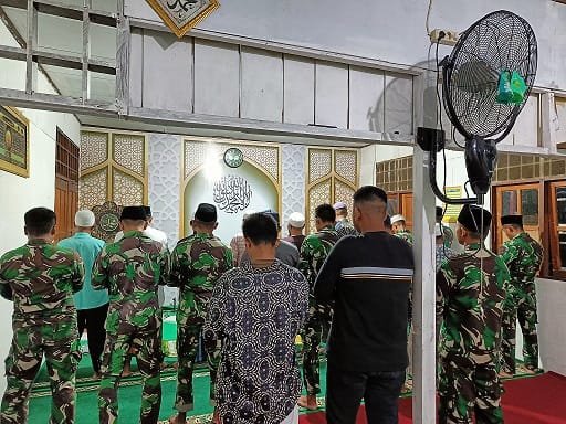 Satgas Yonif 762 Sholat Jemaah Bersama Warga Distrik FEF