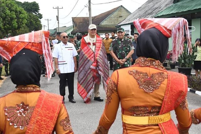 prosesi pengalungan bunga dan ulos sebagai bentuk penghormatan kepada tamu kehormatan