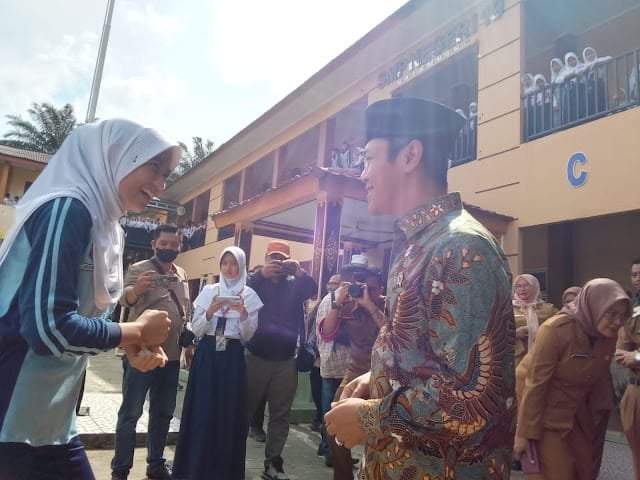 Wamendikdasmen Fajar Riza Ul Haq Kunjungi SMP Negeri 19 Palembang