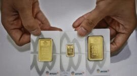 Foto arsip – Seorang pegawai memperlihatkan emas yang dipajang untuk dijual di Butik Emas Logam Mulia milik PT Aneka Tambang (ANTAM), Jakarta, Jumat (25 Oktober 2024). ANTARA FOTO/Dhemas Reviyanto/nym/aa