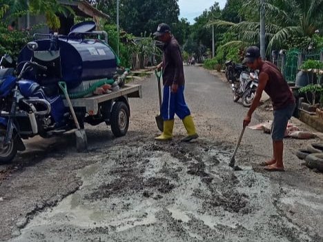 Warga dan Pemdes Raja Barat Gotong Royong Perbaiki Jalan Desa Secara Swadaya