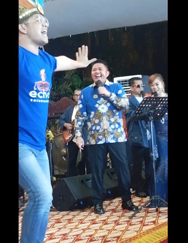 Momen Gubernur Menyanyikan Lagu Maumere dengan latar Tari Maumere