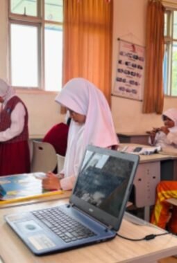 Guru SDN 189 Palembang Hadirkan Inovasi Nangjar Dialogi Dengan Augmented Reality Dalam Pop Up Book