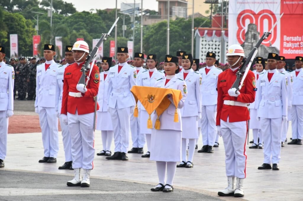 Brigjen Arif Hartoto Saksikan Penurunan Bendera HUT ke-80 RI di Lapangan Astaka Sumut