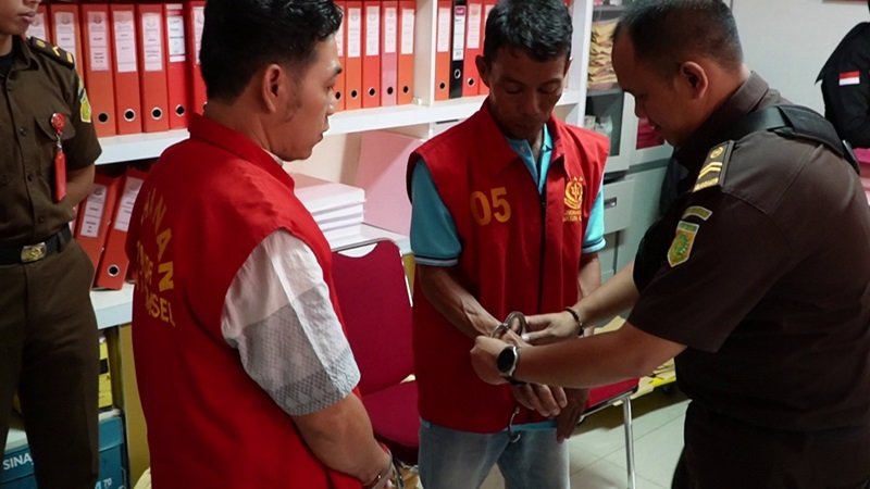 Dua pengurus Forum Kepala Desa (Kades) Kecamatan Pagar Gunung, Kabupaten Lahat, resmi diserahkan Kejaksaan Tinggi