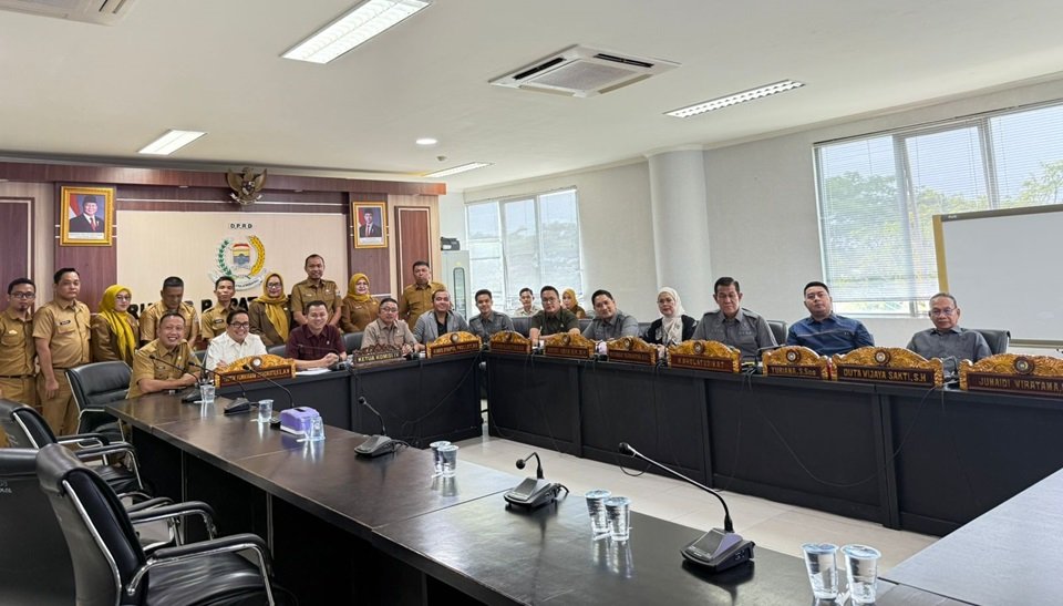 Program seragam sekolah gratis untuk siswa baru SD dan SMP negeri di Kota Palembang akhirnya mulai didistribusikan