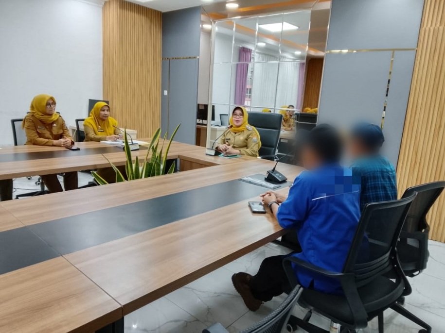 Kadinkes kota Palembang dr. Hj. Fenty Aprina,.M.Kes bersama para nakes PKM AAL beraudiensi dengan Pimred dan wartawan media ini.