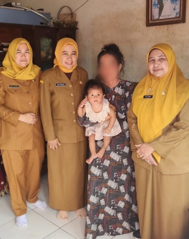 Tim dari puskesmas Alang Alang lebar saat mengunjungi rumah pasien Lia, istri dari Hendri