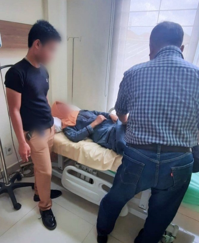 Pasien Lia Hendri, didampingi anaknya saat diberikan tindakan medis di RS.