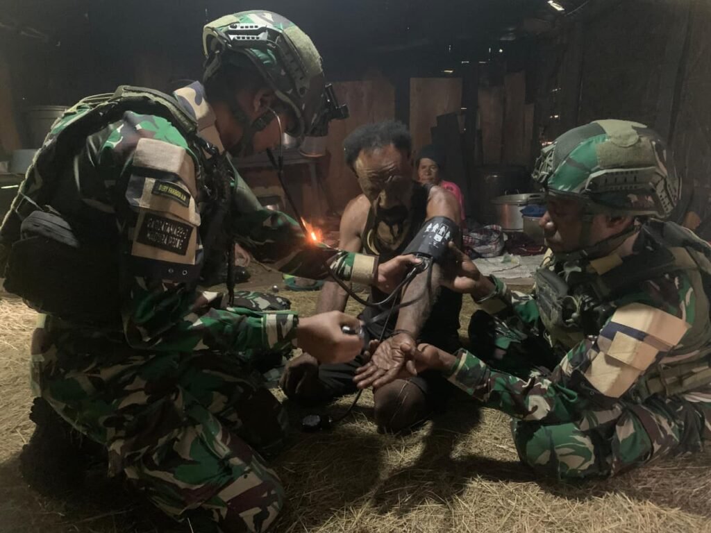 Cintai Kesehatan Satgas Yonif 521/DY Anjangsana ke Rumah Warga Distrik Bolakme