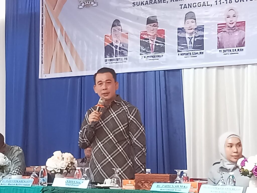 H. Nopianto saat menjawab berbagai pertanyaan dan aspirasi.