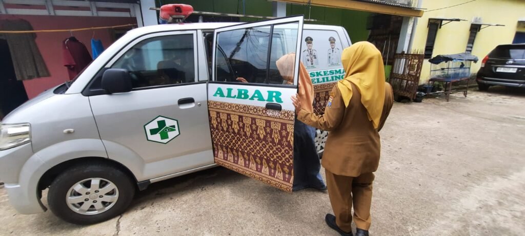 Tim Puskesmas Alang-alang lebar mengantar pasien Lia ke RS, untuk perawatan lanjutan.