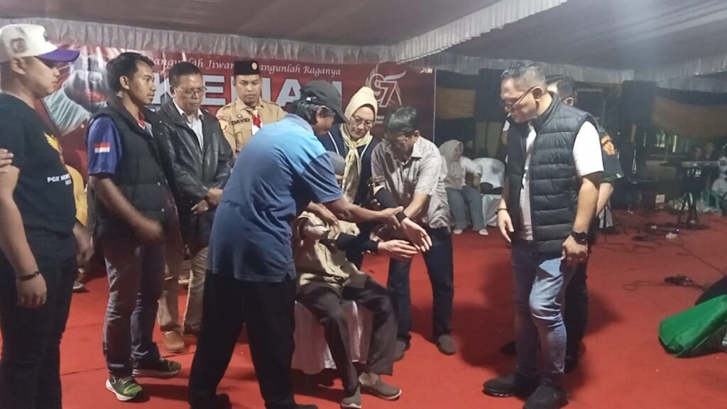 Penyerahan bantuan tangan palsu gratis oleh ketua PGK Firdaus Hasbullah.