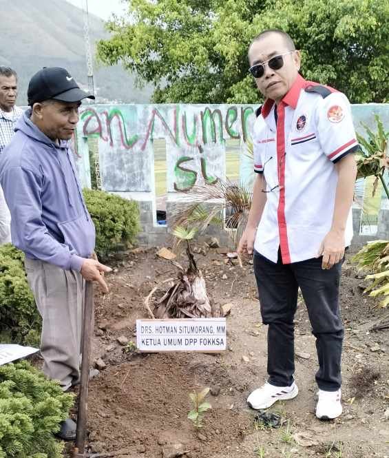 Ketum DPP FOKKSA menanam pohon di SD Neg 4 Sikkam sianjur mula mula