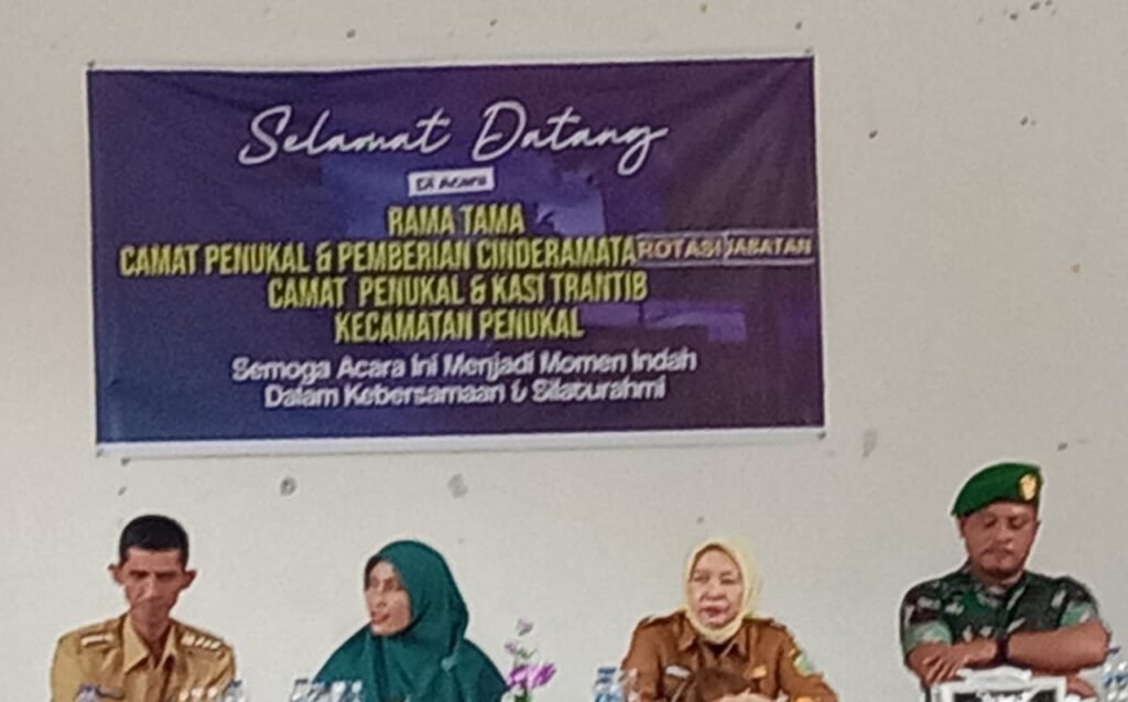 Rama Tama Camat Kecamatan Penukal dan Pemberian Cenderamata Rotasi Jabatan Camat Penukal
