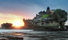 Tanah Lot Bali: Asal-Usul, Mitos, Sunset Ikonik, dan Perkembangan Pariwisatanya