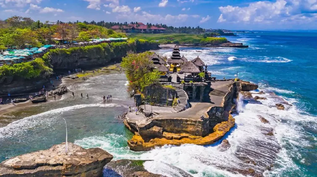 Pura Tanah Lot Bali di atas batu karang tengah laut