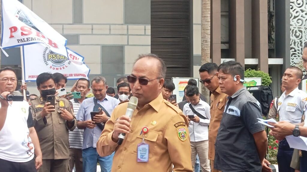 Ratusan Pengemudi Gelar Aksi di Kantor Gubernur Sumsel, Tuntut Revisi Aturan Jam Pengisian Solar