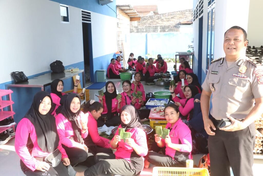 Bhayangkari Peduli! Polres Simalungun Gelar Dapur Umum, Siapkan Ribuan Makanan untuk Korban Banjir dan Longsor Sumut