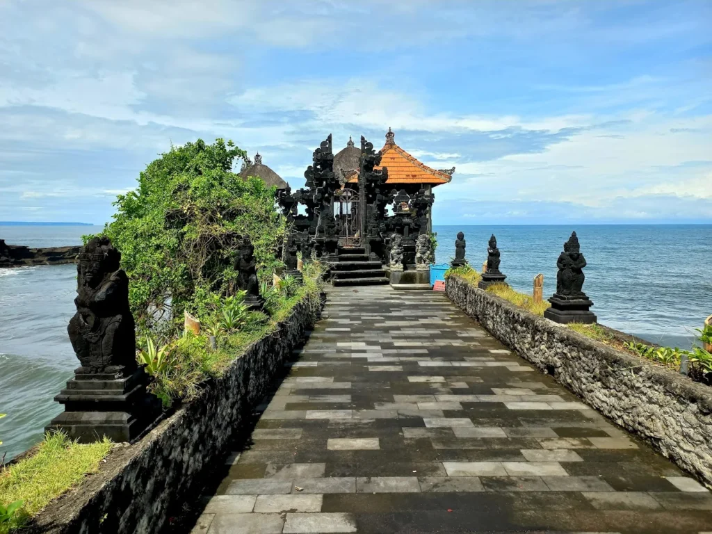 Panorama tebing dan laut di sekitar Pura Tanah Lot Bali