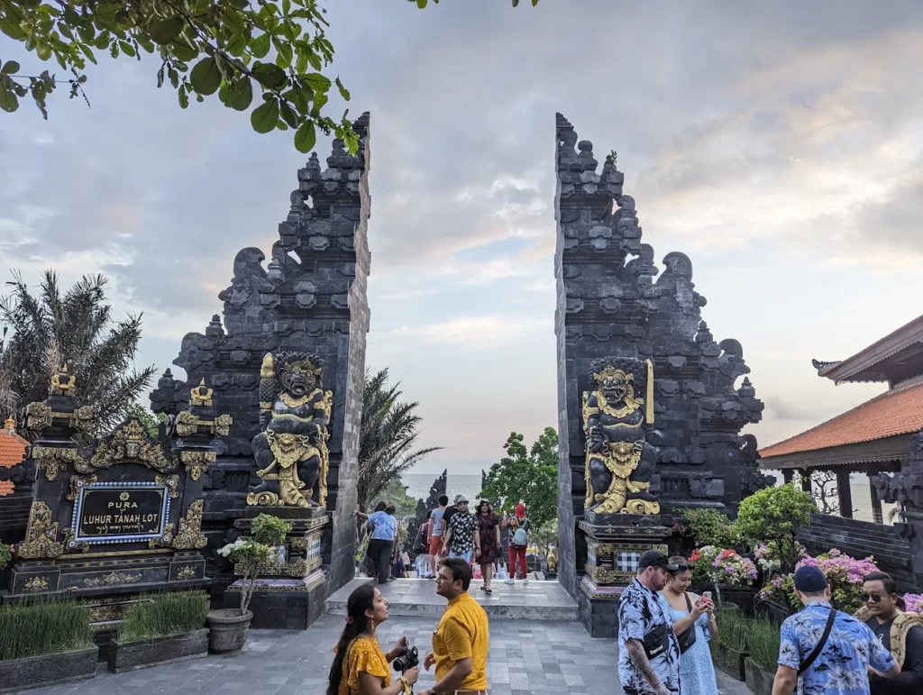 Wisatawan menikmati pemandangan dan budaya Tanah Lot Bali