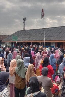 Walikota dan Wawako Palembang Berikan Bantuan Seragam Sekolah Gratis Di SMPN 25 Palembang