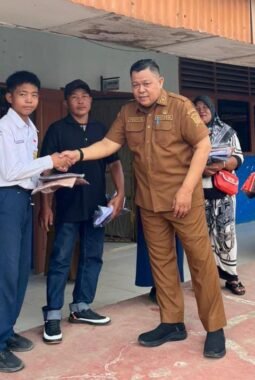 SMPN 25 Palembang Terima Bantuan Seragam Sekolah dari Pemkot Palembang