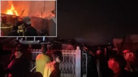 Kobaran api melahap permukiman padat penduduk di Lorong Sabar, Kelurahan 8 Ulu, Kecamatan Jakabaring, Palembang, Senin (19/10/2026) sore. Kebakaran tersebut menghanguskan 10 rumah, berdampak pada dua rumah lainnya, dan menyebabkan sekitar 20 kepala keluarga terdampak. Foto: Zikri Ramadani