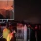 Kobaran api melahap permukiman padat penduduk di Lorong Sabar, Kelurahan 8 Ulu, Kecamatan Jakabaring, Palembang, Senin (19/10/2026) sore. Kebakaran tersebut menghanguskan 10 rumah, berdampak pada dua rumah lainnya, dan menyebabkan sekitar 20 kepala keluarga terdampak. Foto: Zikri Ramadani